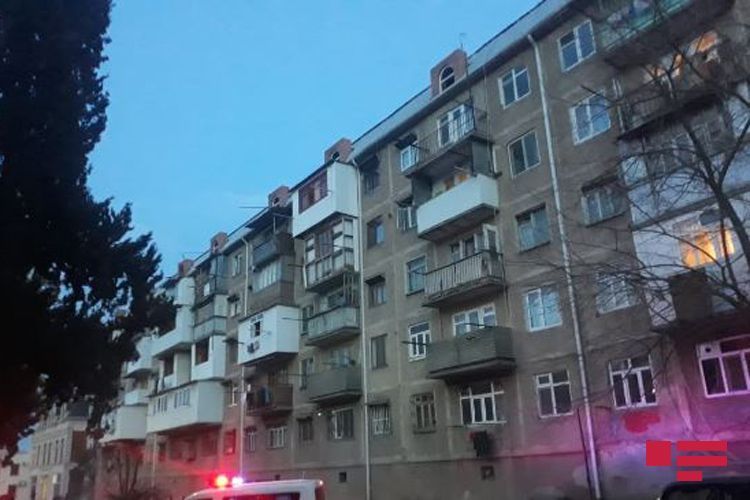 В Гяндже мужчина выбросился с пятого этажа
