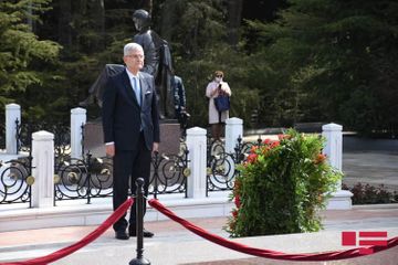 Президент Генассамблеи ООН посетил Аллею Почетного захоронения - ФОТО - ОБНОВЛЕНО