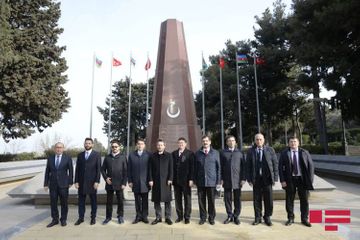 Высокопоставленные официальные лица ТС посетили Аллеи шехидов почетного захоронения - ФОТО