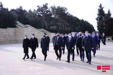 Высокопоставленные официальные лица ТС посетили Аллеи шехидов почетного захоронения - ФОТО
