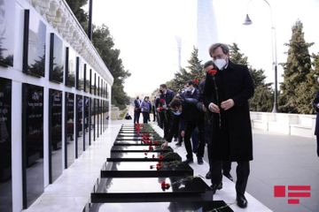 Высокопоставленные официальные лица ТС посетили Аллеи шехидов почетного захоронения - ФОТО