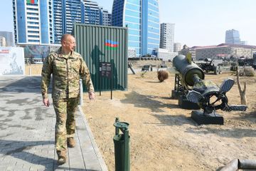 Президент Ильхам Алиев принял участие в открытии Парка военных трофеев в Баку - ОБНОВЛЕНО-1