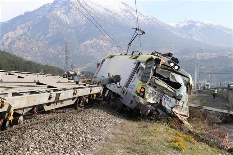 Два грузовых поезда столкнулись в Турции, пострадали два человека