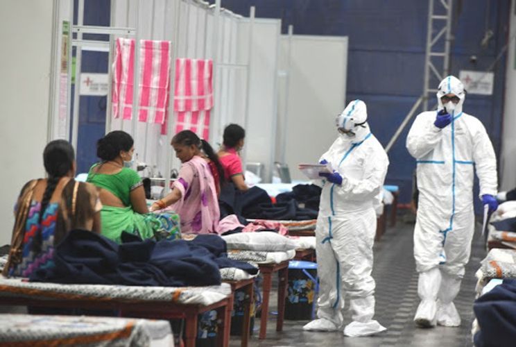 В Индии впервые выявили более 200 тысяч новых случаев COVID-19 за сутки