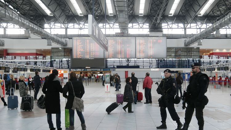 Самолет с высланными из Чехии дипломатами вылетел в Москву