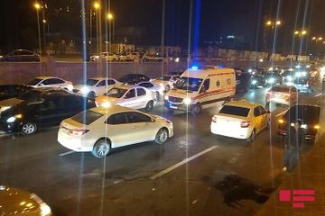 В Баку столкнулись 4 автомобиля, ранены три человека - ФОТО