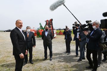 Президент Ильхам Алиев понаблюдал за процессом посева на хлопковом поле в Гаджигабуле - ОБНОВЛЕНО