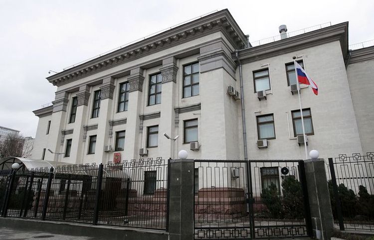Объявленный персоной нон грата российский дипломат покинул Украину