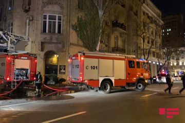 В Баку в четырехэтажном здании произошел пожар - ФОТО