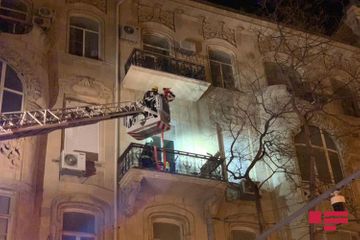 В Баку в четырехэтажном здании произошел пожар - ФОТО