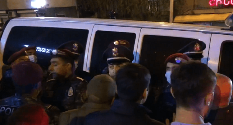 На акции протеста в Ереване начались стычки с силовиками