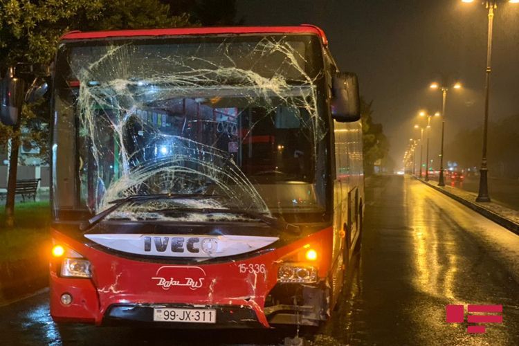В Баку столкнулись два автобуса Bakubus - ФОТО