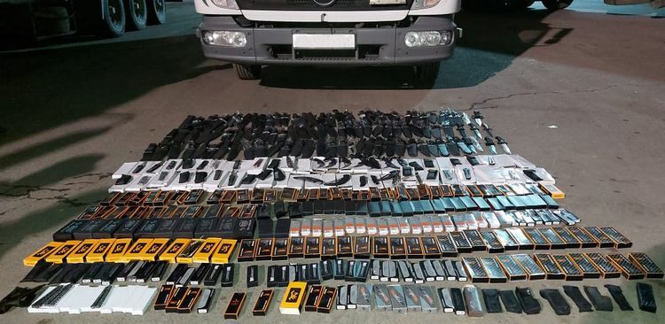 Таможенники изъяли 350 единиц холодного оружия