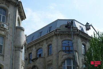 Сносится незаконно построенный чердак на крыше исторического здания в Баку - ФОТО
