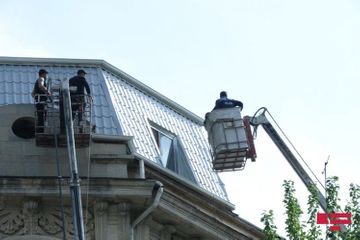 Сносится незаконно построенный чердак на крыше исторического здания в Баку - ФОТО