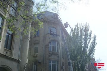 Сносится незаконно построенный чердак на крыше исторического здания в Баку - ФОТО