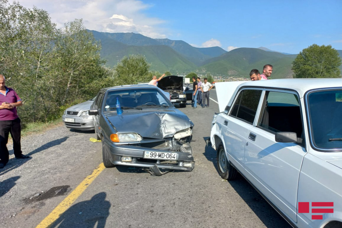 На дороге Шеки-Гах столкнулись 4 автомобиля