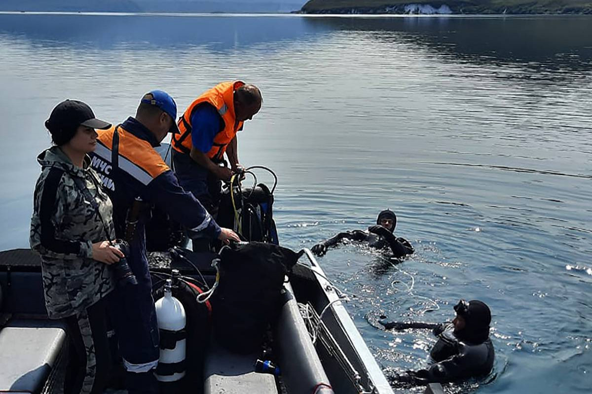 На востоке Китая сильная волна смыла в море группу местных жителей