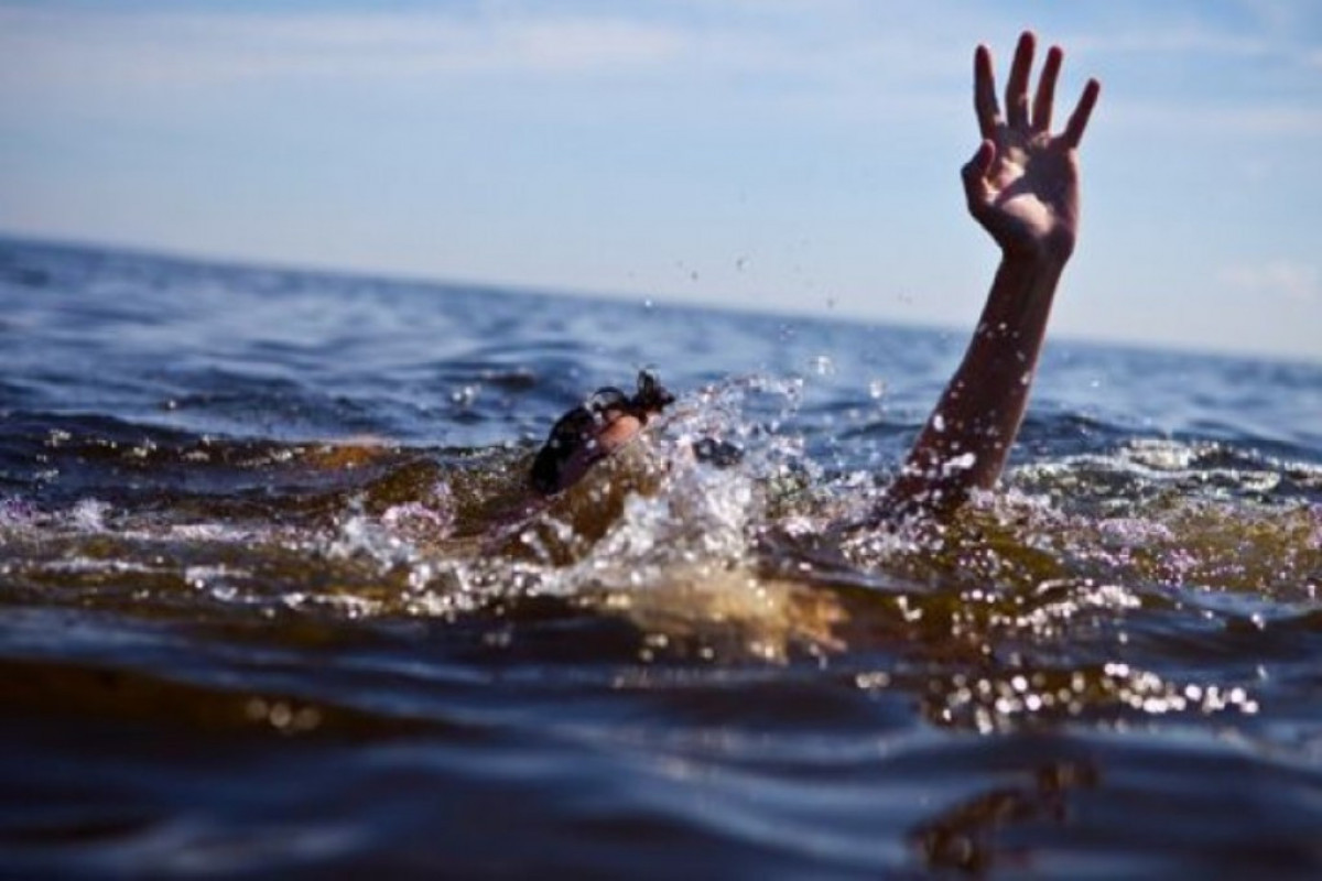 В Сумгайыте спортсмен спас тонущего в море купальщика, но сам утонул