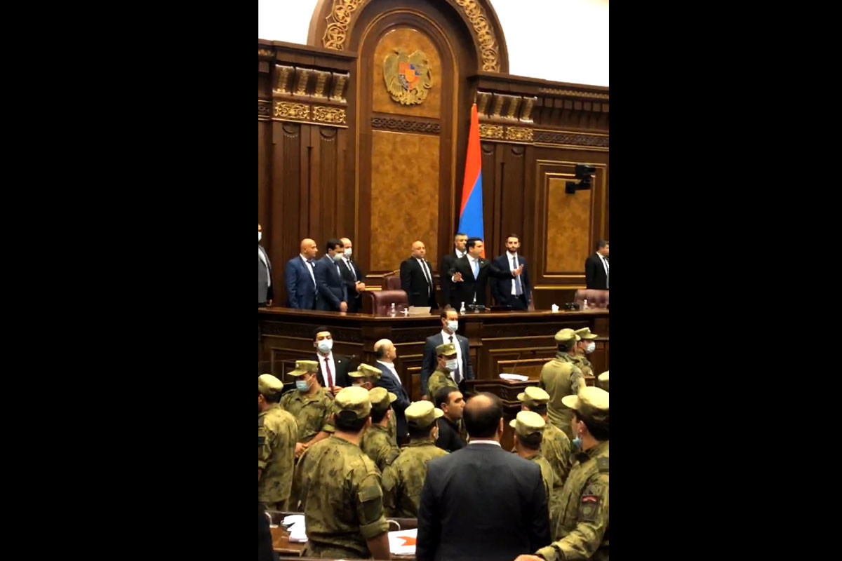 Драка в парламенте Армении: депутаты начали бросать бутылки-ВИДЕО 