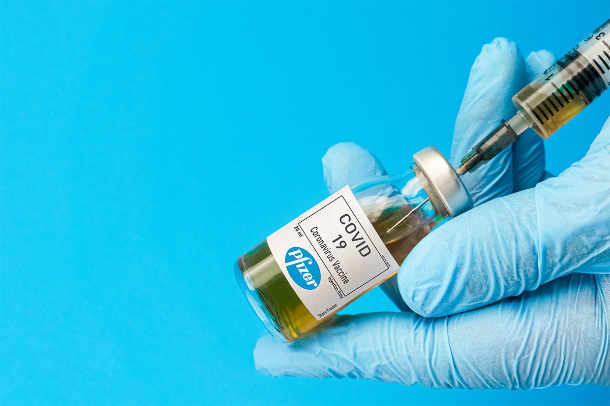 С сегодняшнего дня вступило в силу требование о вакцинации первой дозой сотрудников государственных учреждений против COVID-19