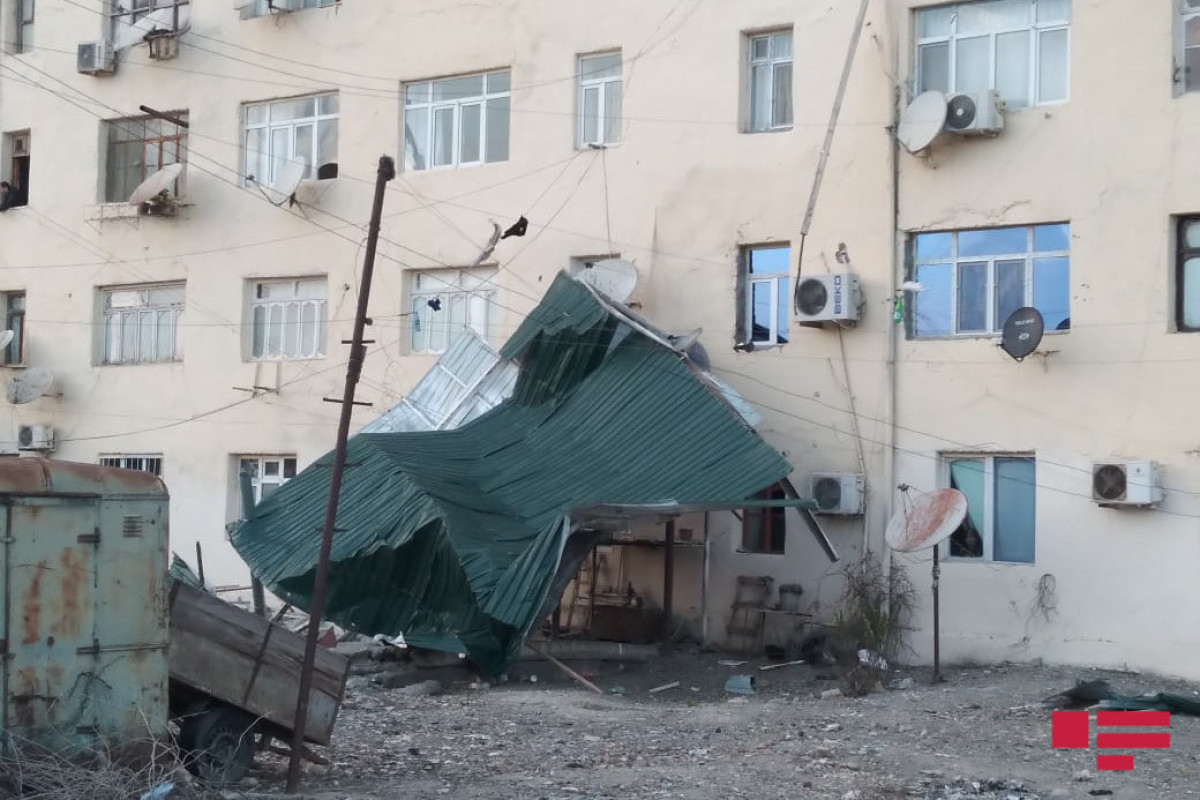 Сильный ветер снес кровлю здания в Барде-ФОТО 