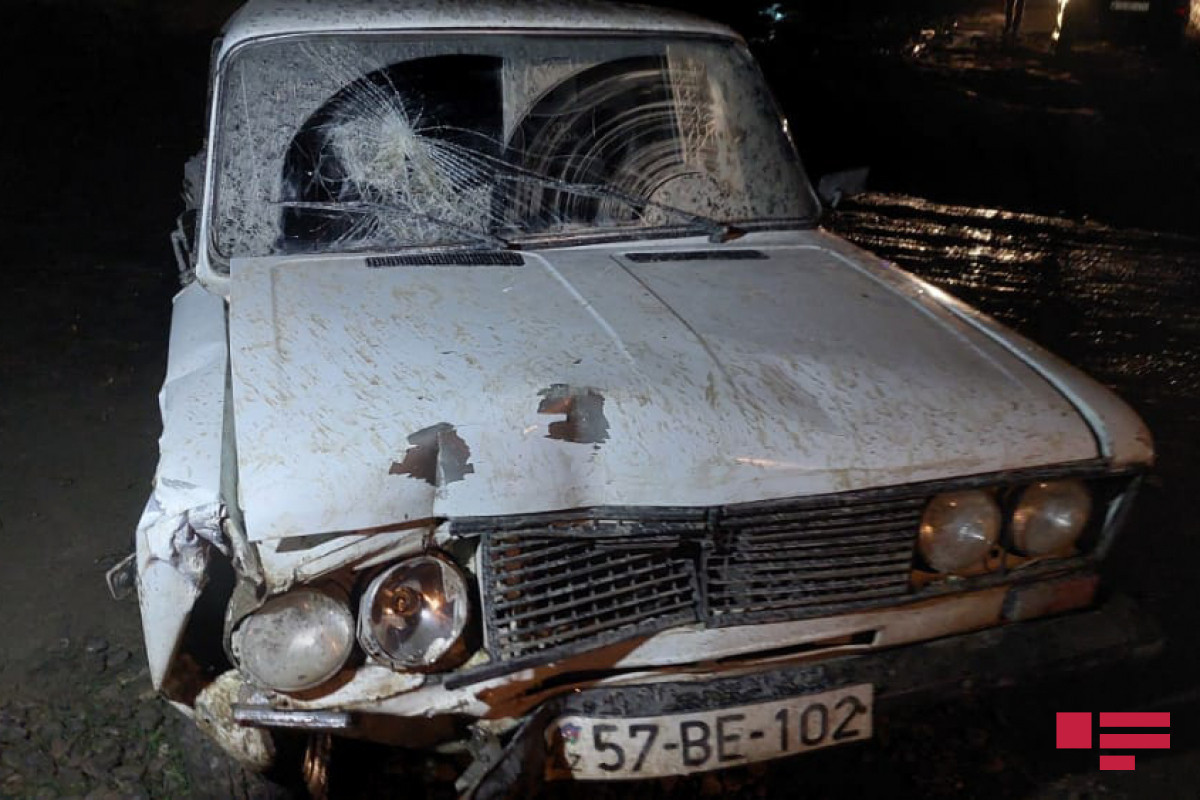 В Гёйгёльском районе легковой автомобиль врезался в ворота дома, пострадала хозяйка