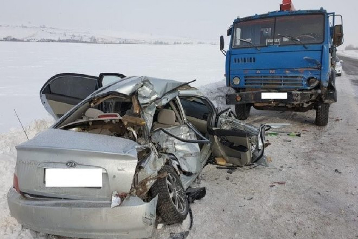 В России три человека погибли при столкновении легковушки и «Камаза»