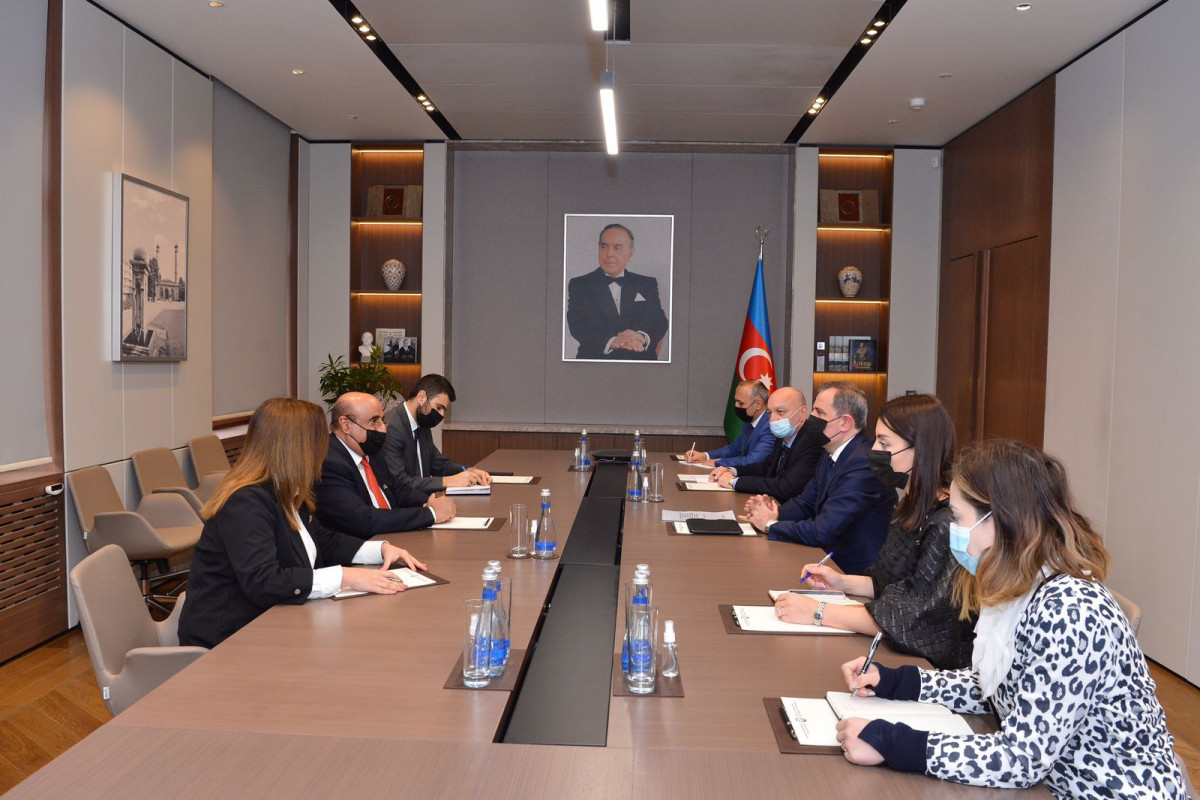 Джейхун Байрамов встретился с послом Кувейта