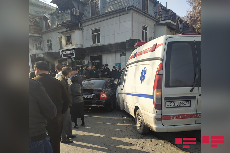 В Мингячевире попал в аварию автомобиль скорой помощи, есть пострадавшие – ФОТО 