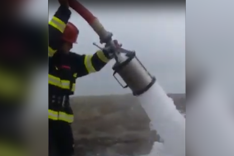 В Баку на неэксплуатируемой нефтяной скважине произошел пожар - ВИДЕО