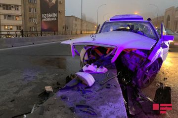 Сон за рулем водителя Mercedes привел к серьезному ДТП в Баку - ФОТО