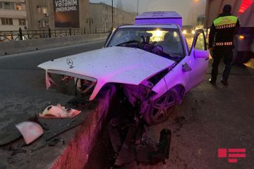 Сон за рулем водителя Mercedes привел к серьезному ДТП в Баку - ФОТО