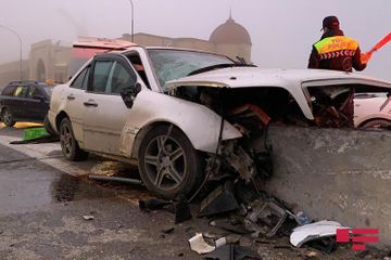 Сон за рулем водителя Mercedes привел к серьезному ДТП в Баку - ФОТО