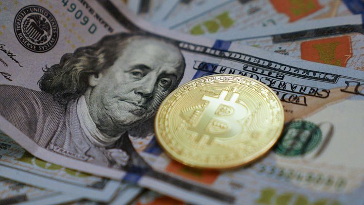 Цена на биткоин достигла 56 тысяч долларов