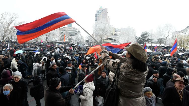 Протестующие в Ереване забросали яйцами здание следственной службы