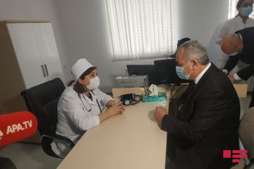 В Азербайджане началась вакцинация председателей партий против COVID-19