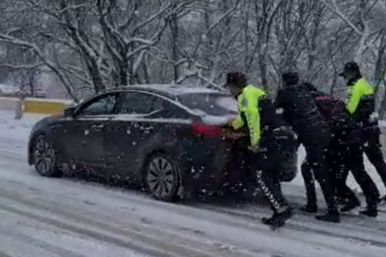 На дороге Исмаиллы-Габала возникли трудности в передвижении транспортных средств - ОБНОВЛЕНО-ВИДЕО