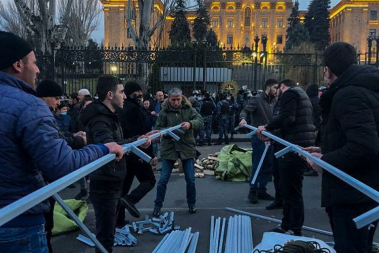 Оппозиция устанавливает палатки у здания парламента Армении