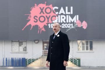 Президент  Ильхам Алиев посетил памятник «Крик матери»