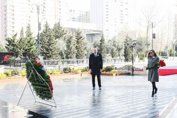 Президент  Ильхам Алиев посетил памятник «Крик матери»