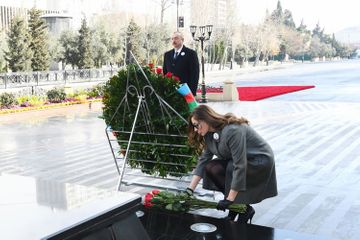 Президент  Ильхам Алиев посетил памятник «Крик матери»