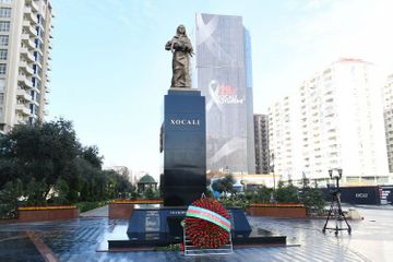 Президент  Ильхам Алиев посетил памятник «Крик матери»