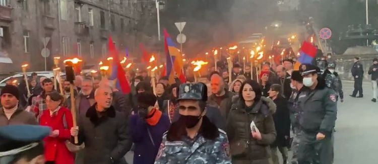 Армянские радикалы устроили факельное шествие в центре Еревана