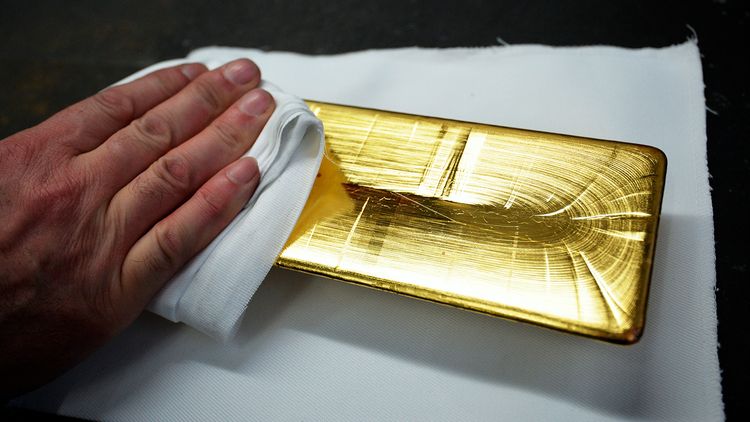Цена за тройскую унцию золота превысила $1,9 тыс.