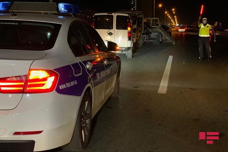 В Бейлагане микроавтобус упал в овраг, есть погибший и раненые