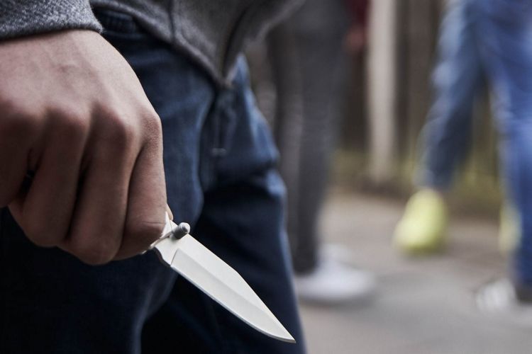 В Ширване 63-летний мужчина ударил ножом 27-летнюю девушку
