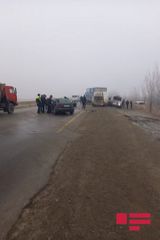 В результате обледенения дороги в Кюрдамире произошли цепные ДТП, пострадали сотрудники полиции - ФОТО