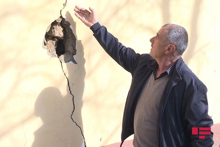 В Лерике около 10 домов оказались в аварийном состоянии из-за оползня - ФОТО