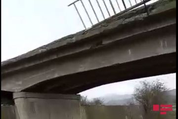 В Шеки легковой автомобиль упал с моста, есть погибший и пострадавшие - ФОТО